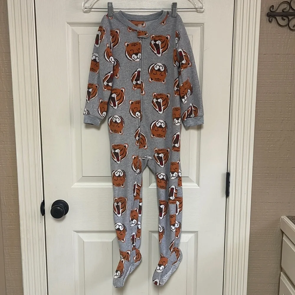 Just one you by Carter’s footed pajamas. Size 5T. Great condition!